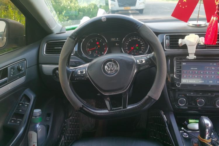 Used Volkswagen Sagitar 2017 230TSI Automatic Comfort Version Steering Wheel