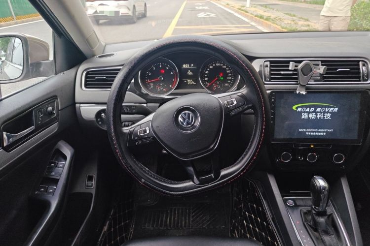Used Volkswagen Sagitar 2017 230TSI Automatic Comfort Version Steering Wheel