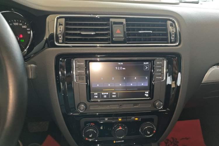 Used Volkswagen Sagitar 2017 180TSI Automatic Luxury Edition Audio And AC Panel