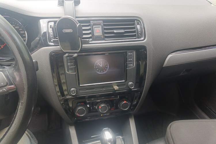 Used Volkswagen Sagitar 2017 1.6L Automatic Comfort Model Audio And AC Panel