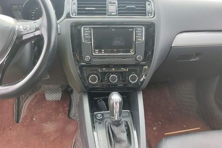 Used Volkswagen Sagitar 2017 230TSI Automatic Comfort Version Audio And AC Panel