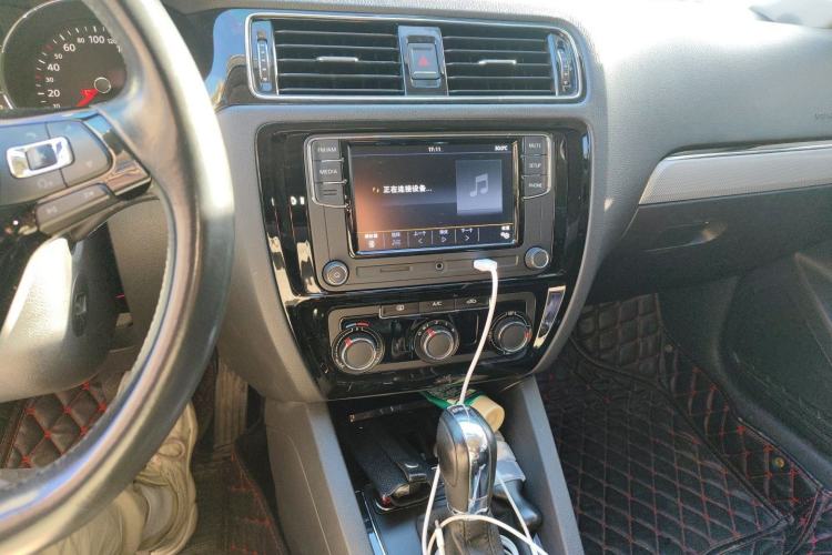 Used Volkswagen Sagitar 2017 230TSI Automatic Comfort Version Audio And AC Panel