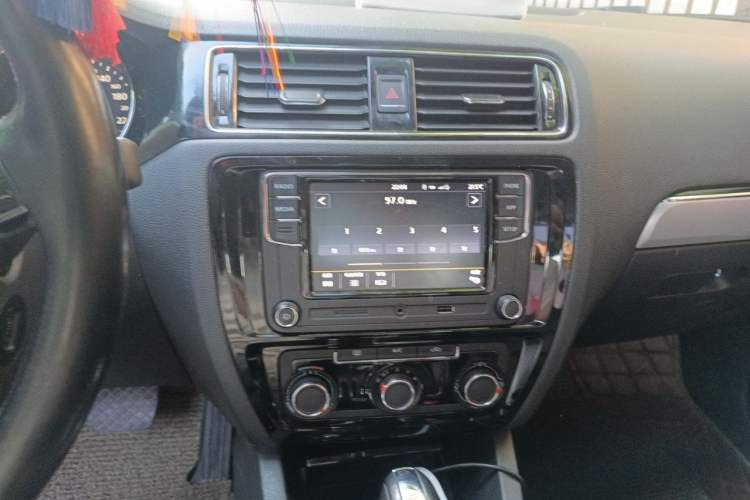 Used Volkswagen Sagitar 2017 1.6L Automatic Comfort Model Audio And AC Panel