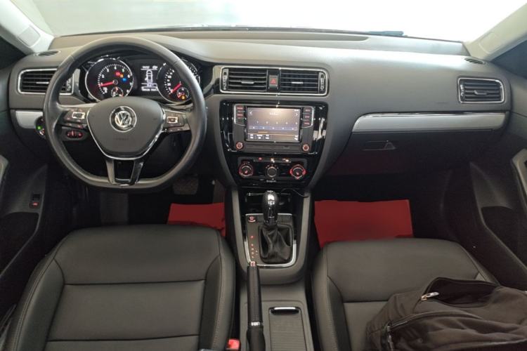 Used Volkswagen Sagitar 2017 180TSI Automatic Luxury Edition Center Console