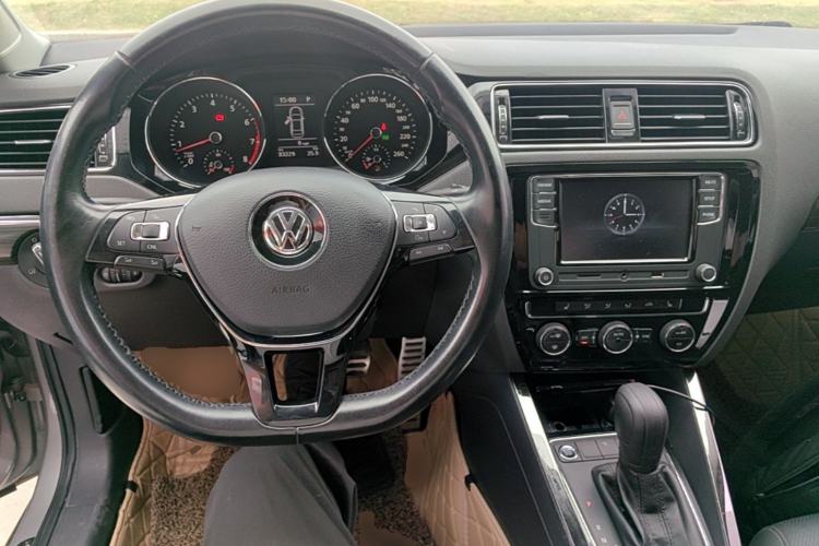 Used Volkswagen Sagitar 2017 230TSI Automatic Luxury Edition Center Console
