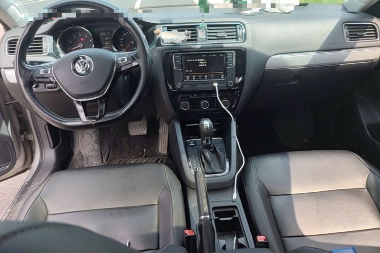 Used Volkswagen Sagitar 2017 1.6L Automatic Comfort Model Center Console