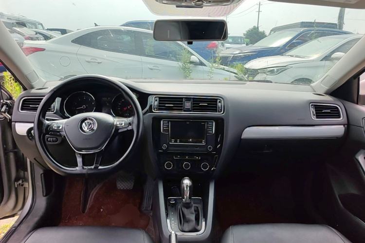 Used Volkswagen Sagitar 2017 230TSI Automatic Comfort Version Center Console