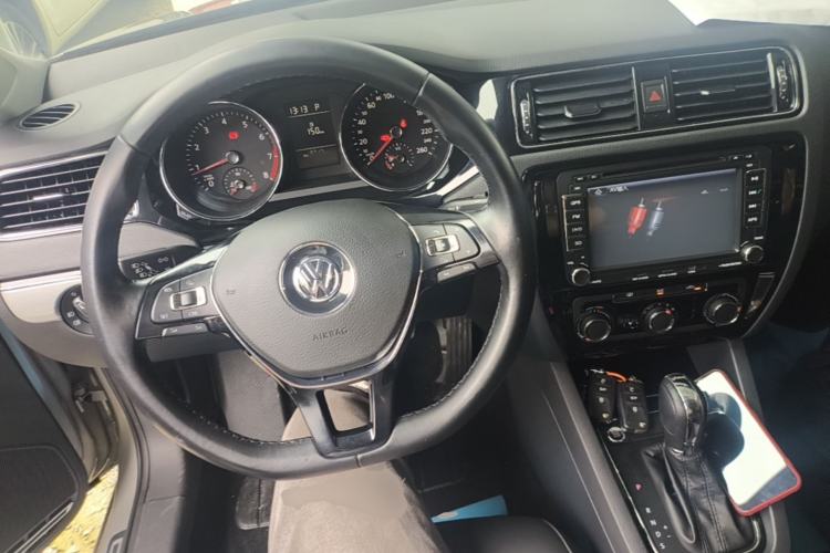 Used Volkswagen Sagitar 2017 230TSI Automatic Comfort Version Center Console