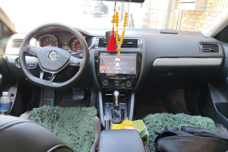 Used Volkswagen Sagitar 2017 230TSI Automatic Comfort Version Center Console