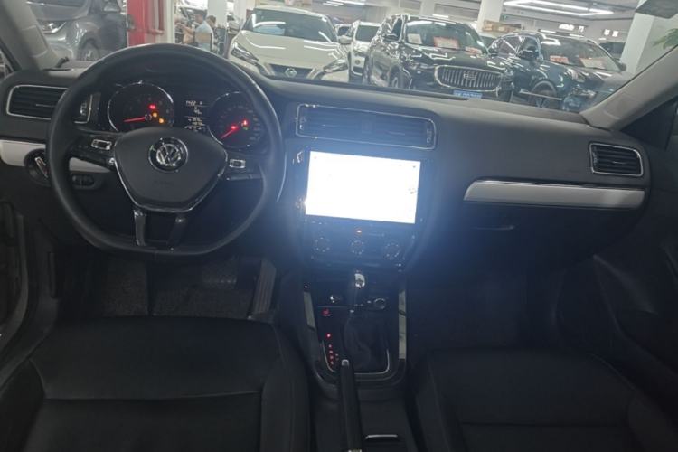 Used Volkswagen Sagitar 2017 1.6L Automatic Comfort Model Center Console