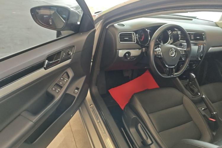 Used Volkswagen Sagitar 2017 180TSI Automatic Luxury Edition Driver Seat