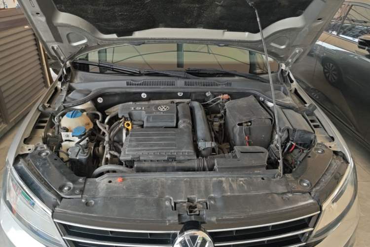 Used Volkswagen Sagitar 2017 180TSI Automatic Luxury Edition Engine Bay