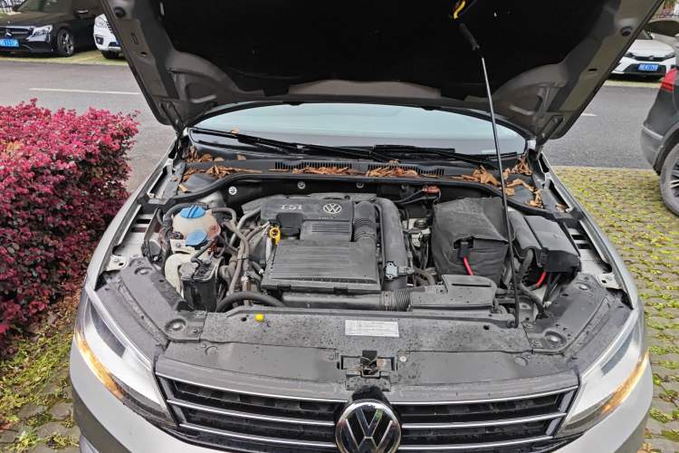 Used Volkswagen Sagitar 2017 180TSI Automatic Luxury Edition Engine Bay