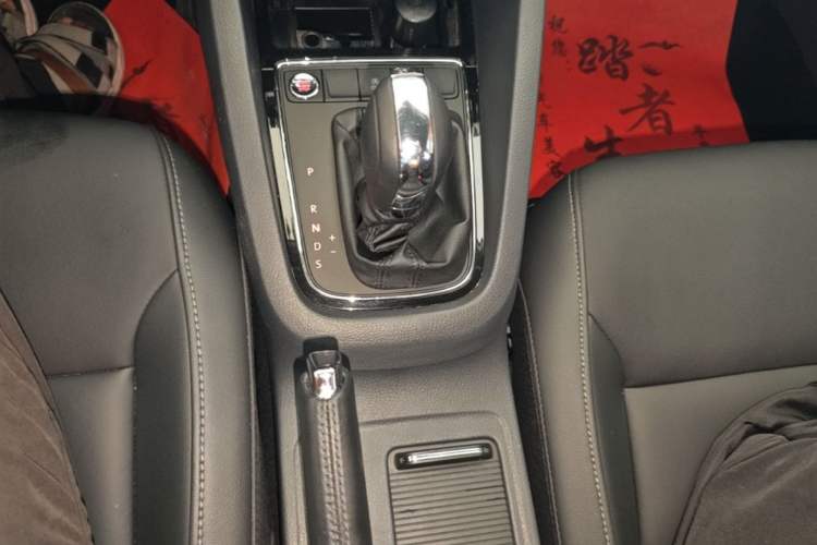 Used Volkswagen Sagitar 2017 180TSI Automatic Luxury Edition Gear Lever