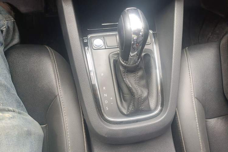 Used Volkswagen Sagitar 2017 1.6L Automatic Comfort Model Gear Lever