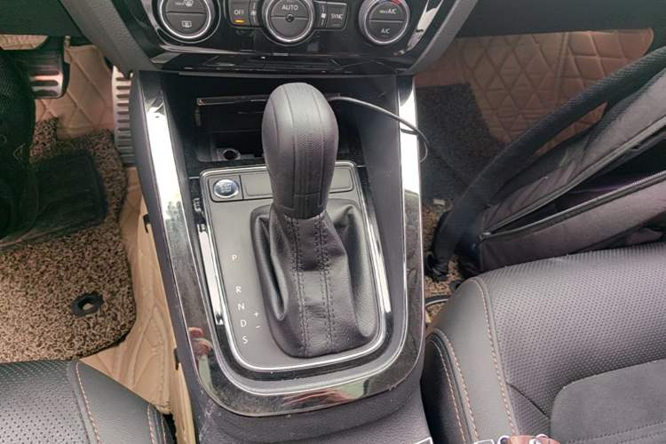Used Volkswagen Sagitar 2017 230TSI Automatic Luxury Edition Gear Lever