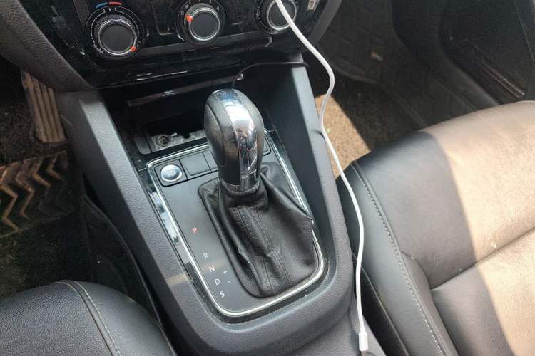 Used Volkswagen Sagitar 2017 1.6L Automatic Comfort Model Gear Lever