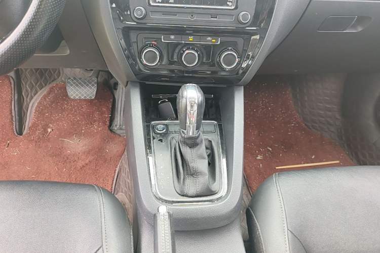 Used Volkswagen Sagitar 2017 230TSI Automatic Comfort Version Gear Lever