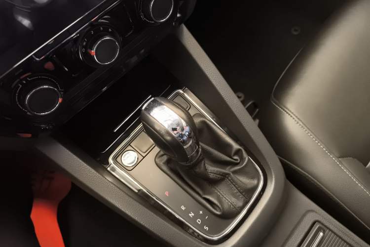 Used Volkswagen Sagitar 2017 1.6L Automatic Comfort Model Gear Lever