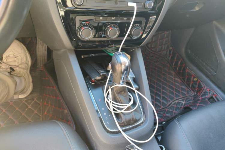 Used Volkswagen Sagitar 2017 230TSI Automatic Comfort Version Gear Lever
