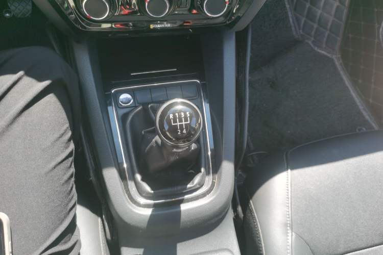 Used Volkswagen Sagitar 2017 1.6L Manual Comfort Model Gear Lever