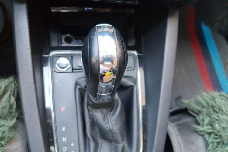 Used Volkswagen Sagitar 2017 230TSI Automatic Comfort Version Gear Lever