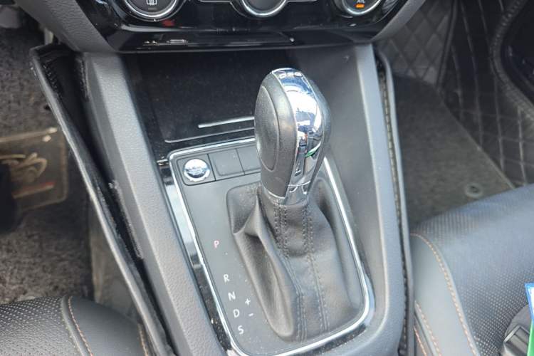 Used Volkswagen Sagitar 2017 230TSI Automatic Luxury Edition Gear Lever