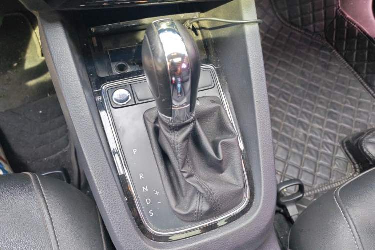 Used Volkswagen Sagitar 2017 1.6L Automatic Comfort Model Gear Lever