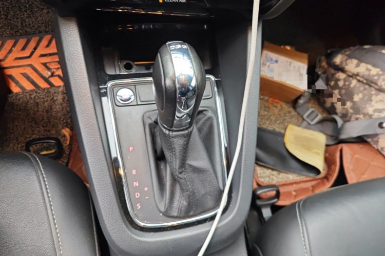 Used Volkswagen Sagitar 2017 180TSI Automatic Luxury Edition Gear Lever