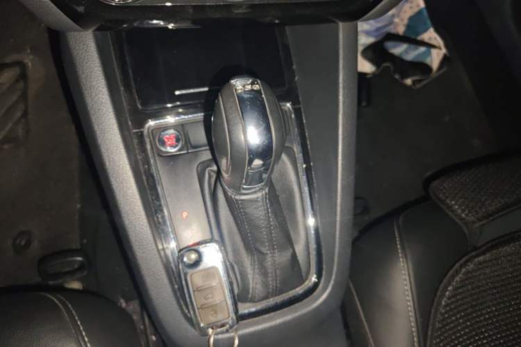 Used Volkswagen Sagitar 2017 230TSI Automatic Comfort Version Gear Lever