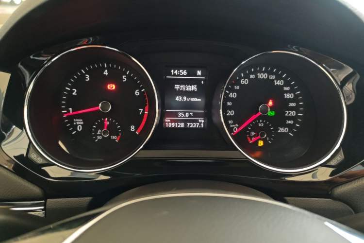 Used Volkswagen Sagitar 2017 180TSI Automatic Luxury Edition Instrument Cluster
