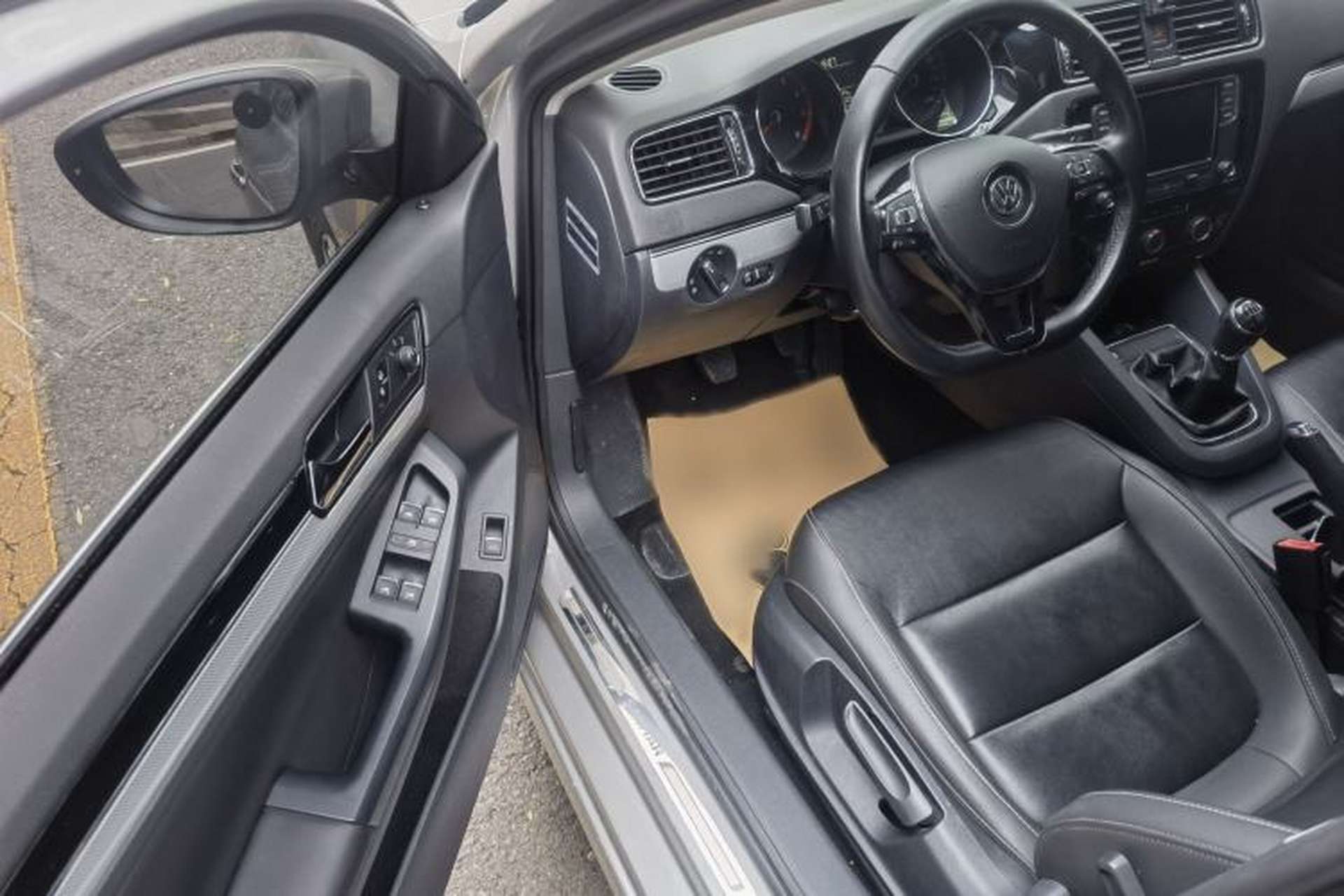Used Volkswagen Sagitar 2017 1.6L Manual Comfort Model Interior 1