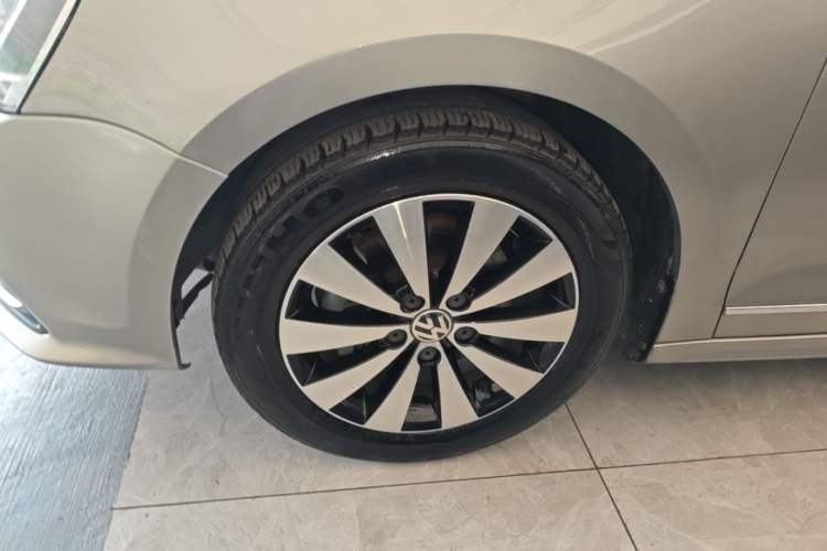 Used Volkswagen Sagitar 2017 180TSI Automatic Luxury Edition Left Front Wheel Hub