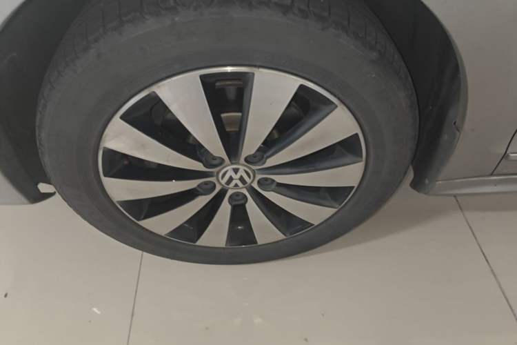 Used Volkswagen Sagitar 2017 1.6L Automatic Comfort Model Left Front Wheel Hub