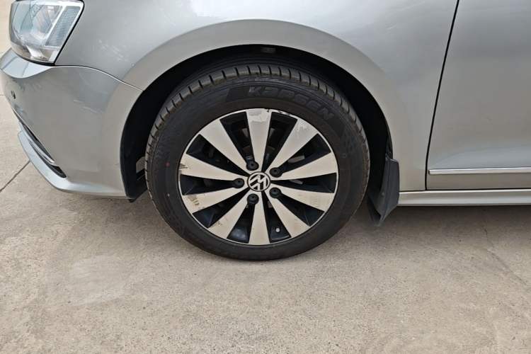 Used Volkswagen Sagitar 2017 1.6L Automatic Comfort Model Left Front Wheel Hub