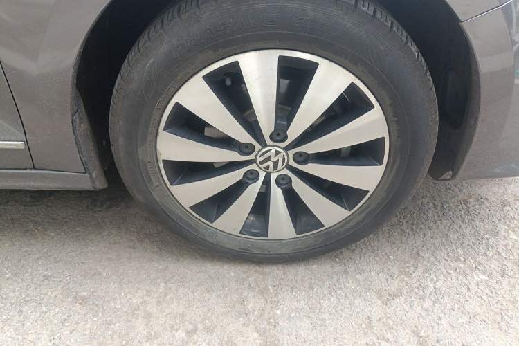 Used Volkswagen Sagitar 2017 1.6L Automatic Comfort Model Right Front Wheel Hub