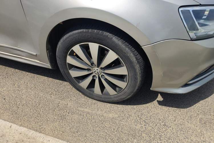 Used Volkswagen Sagitar 2017 1.6L Automatic Comfort Model Right Front Wheel Hub
