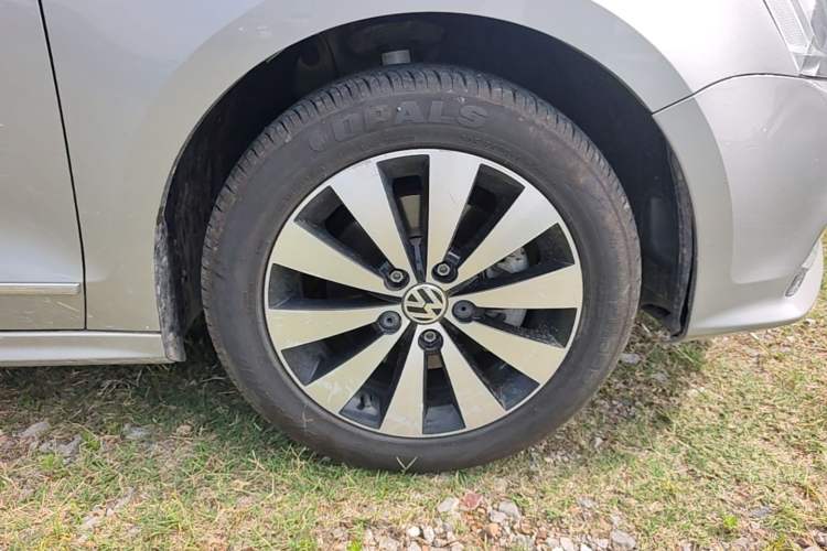 Used Volkswagen Sagitar 2017 230TSI Automatic Comfort Version Right Front Wheel Hub