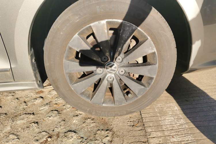 Used Volkswagen Sagitar 2017 230TSI Automatic Comfort Version Right Front Wheel Hub