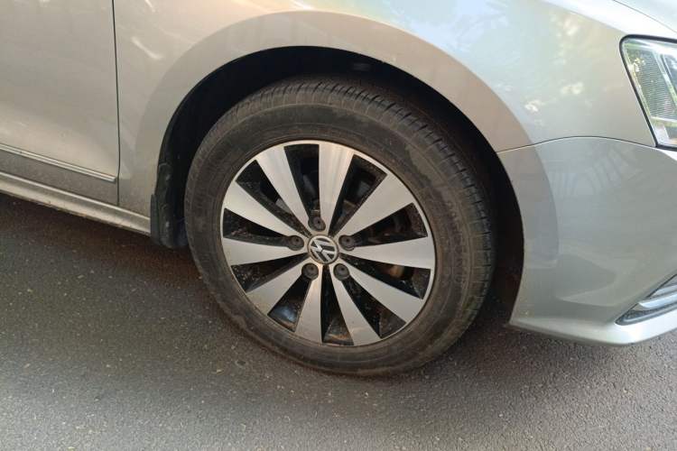 Used Volkswagen Sagitar 2017 1.6L Automatic Comfort Model Right Front Wheel Hub