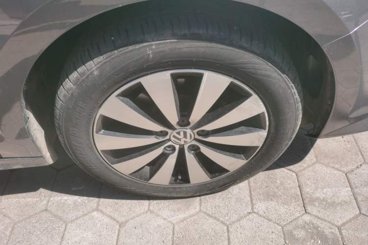 Used Volkswagen Sagitar 2017 1.6L Manual Comfort Model Right Front Wheel Hub