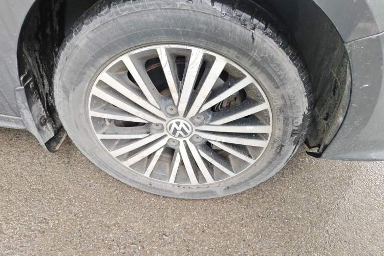 Used Volkswagen Sagitar 2017 230TSI Automatic Luxury Edition Right Front Wheel Hub