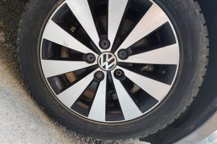 Used Volkswagen Sagitar 2017 230TSI Automatic Comfort Version Right Front Wheel Hub