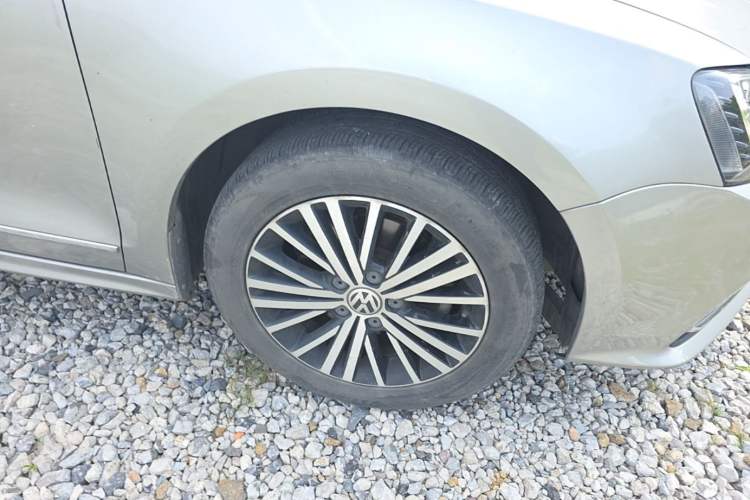 Used Volkswagen Sagitar 2017 230TSI Automatic Luxury Edition Right Front Wheel Hub