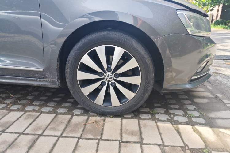 Used Volkswagen Sagitar 2017 1.6L Automatic Comfort Model Right Front Wheel Hub