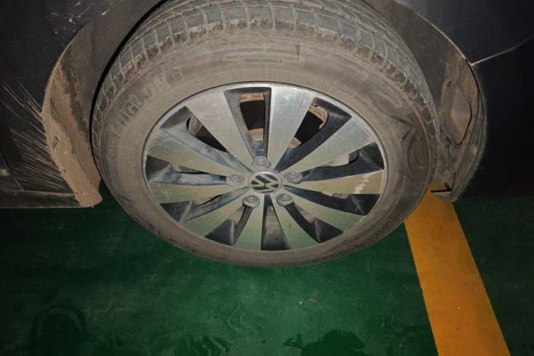 Used Volkswagen Sagitar 2017 230TSI Automatic Comfort Version Right Front Wheel Hub
