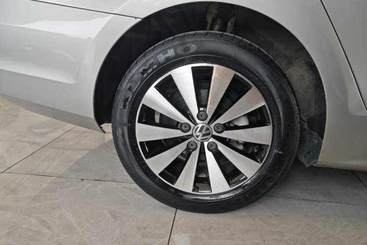 Used Volkswagen Sagitar 2017 180TSI Automatic Luxury Edition Right Rear Wheel Hub