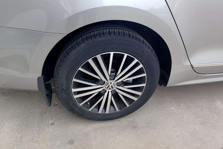 Used Volkswagen Sagitar 2017 230TSI Automatic Luxury Edition Right Rear Wheel Hub