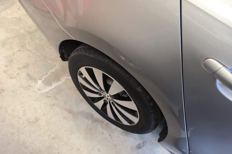Used Volkswagen Sagitar 2017 1.6L Automatic Comfort Model Right Rear Wheel Hub