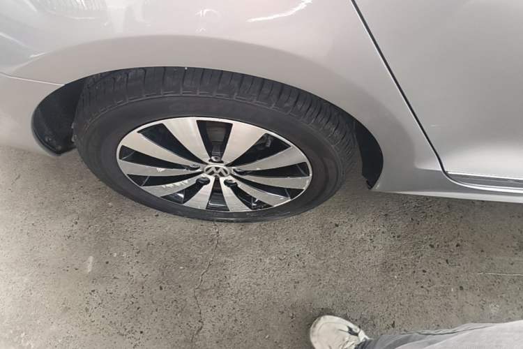 Used Volkswagen Sagitar 2017 230TSI Automatic Comfort Version Right Rear Wheel Hub